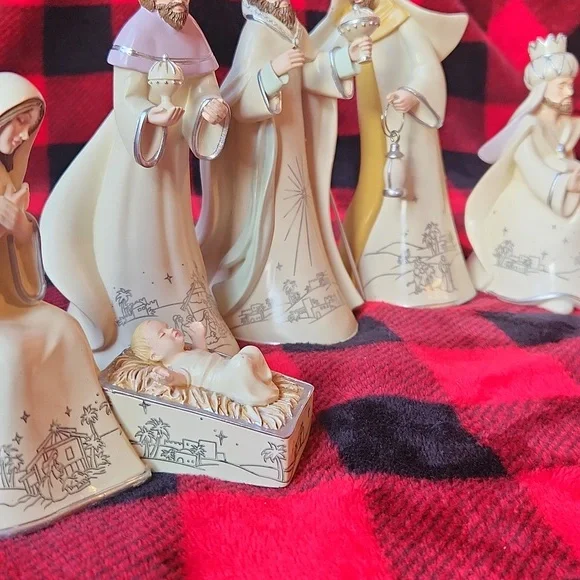 Hawthorne  Village, Christmas Holiday, Off-White Nativity Scene Set Decoration - Picture 7 of 16